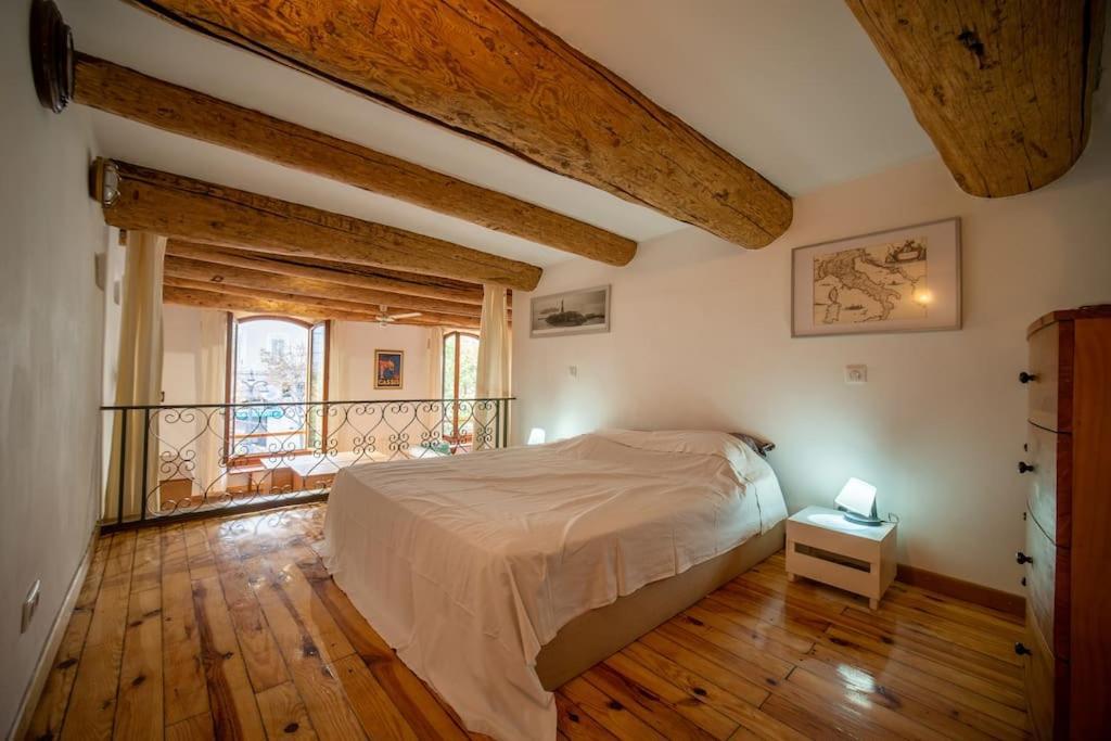 Air-conditioned Loft In The Heart Of The Old Port Apartment *
